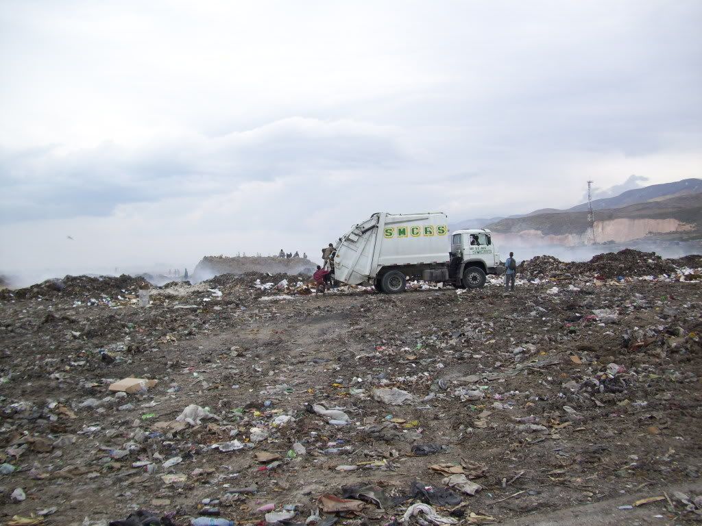 scavengers in garbage dump Pictures, Images and Photos