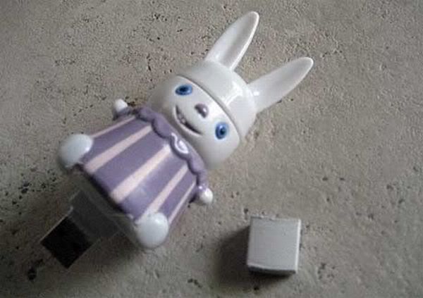 1256100772_creative_flash_drives_51.jpg