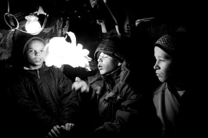 1256882472_children_on_the_stree-1.jpg